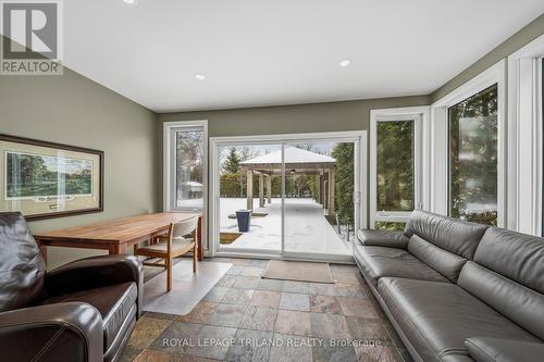 1104 The Parkway, London East (East B), ON - Indoor Photo Showing Living Room