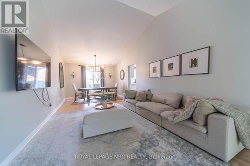 7955 Harvest Crescent, Niagara Falls (Ascot), ON - Indoor Photo Showing Living Room