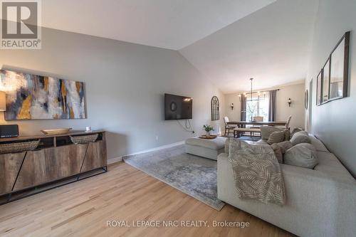 7955 Harvest Crescent, Niagara Falls (Ascot), ON - Indoor Photo Showing Living Room