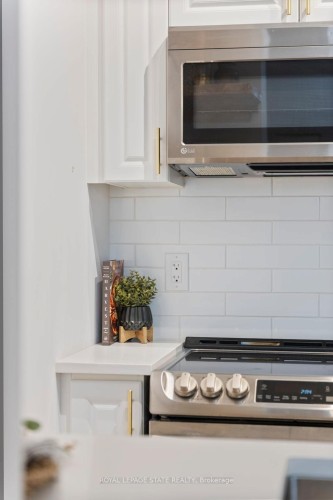 1008-81 Robinson Street, Hamilton, ON - Indoor Photo Showing Kitchen