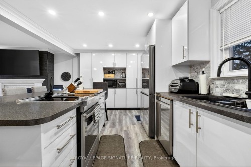 1914 Liverpool Road, Pickering, ON - Indoor Photo Showing Kitchen With Upgraded Kitchen
