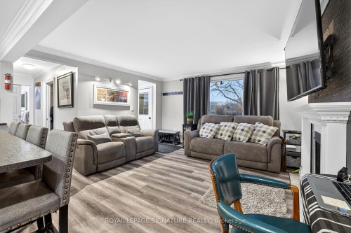 1914 Liverpool Road, Pickering, ON - Indoor Photo Showing Living Room