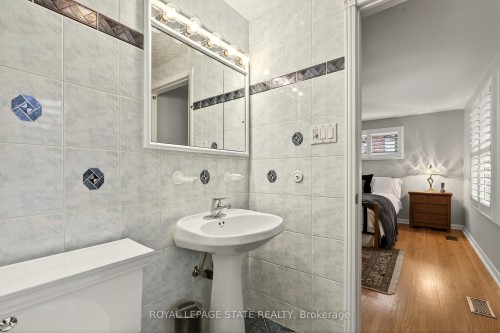 29 Woodside Drive, Hamilton, ON - Indoor Photo Showing Bathroom