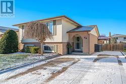 40 CRESTCOMBE ROAD  St. Catharines (Ridley), ON L2S 2J4