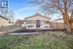 172 LAURIER  Lasalle, ON N9J 1L5