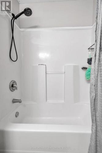 366 Marconi Boulevard, London East, ON - Indoor Photo Showing Bathroom