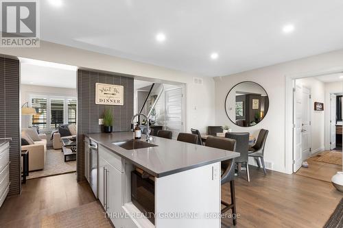 5 - 727 Apricot Drive, London South (South K), ON - Indoor Photo Showing Kitchen With Upgraded Kitchen