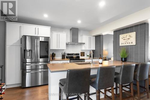 5 - 727 Apricot Drive, London South (South K), ON - Indoor Photo Showing Kitchen With Upgraded Kitchen