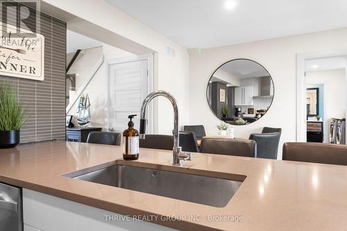 5 - 727 Apricot Drive, London South (South K), ON - Indoor Photo Showing Kitchen