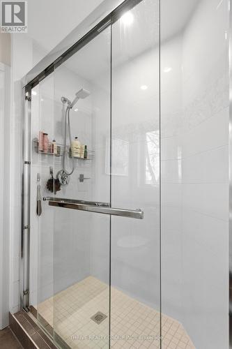 5 - 727 Apricot Drive, London South (South K), ON - Indoor Photo Showing Bathroom