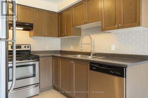 71 Tabaret Crescent, Oshawa, ON - Indoor Photo Showing Kitchen With Stainless Steel Kitchen With Double Sink With Upgraded Kitchen