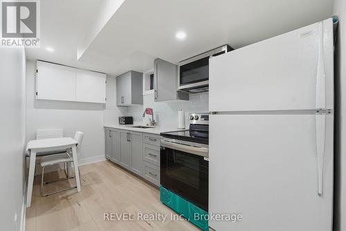 1 Laval Avenue, Welland (Lincoln/Crowland), ON - Indoor Photo Showing Kitchen