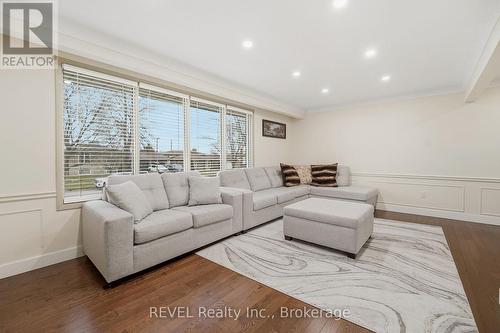 1 Laval Avenue, Welland (Lincoln/Crowland), ON - Indoor Photo Showing Living Room