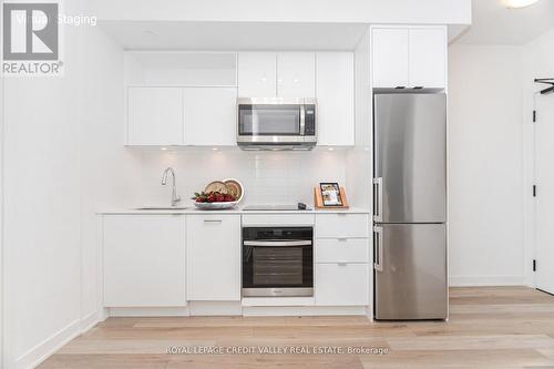 413 - 70 Princess Street E, Toronto, ON - Indoor Photo Showing Kitchen