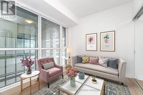 413 - 70 Princess Street E, Toronto, ON - Indoor Photo Showing Living Room