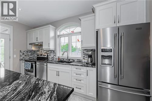 3985 Lower Coach Road, Fort Erie, ON - Indoor Photo Showing Kitchen With Double Sink With Upgraded Kitchen