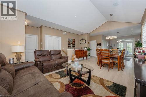 3985 Lower Coach Road, Fort Erie, ON - Indoor Photo Showing Living Room