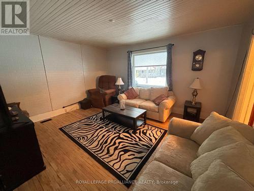 1022 Bridge Street, Frontenac (Frontenac Centre), ON - Indoor Photo Showing Living Room