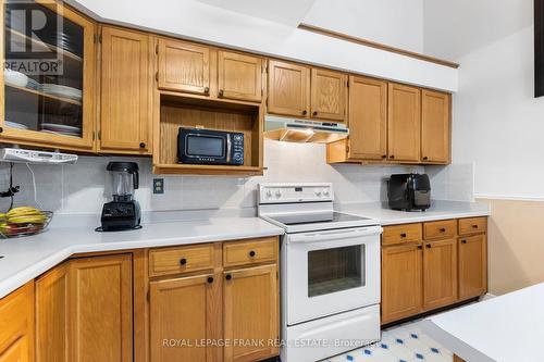 E12 - 1665 Nash Road, Clarington (Courtice), ON - Indoor Photo Showing Kitchen