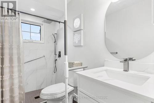 E12 - 1665 Nash Road, Clarington (Courtice), ON - Indoor Photo Showing Bathroom