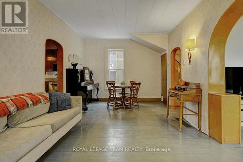 87 Russell Street E, Smiths Falls, ON - Indoor Photo Showing Living Room