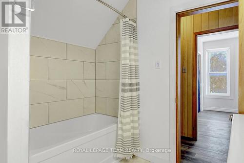 87 Russell Street E, Smiths Falls, ON - Indoor Photo Showing Bathroom