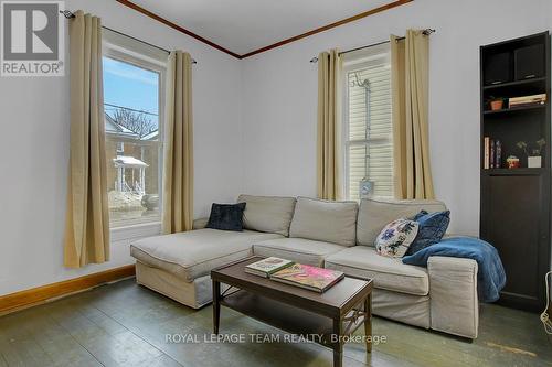 87 Russell Street E, Smiths Falls, ON - Indoor Photo Showing Living Room