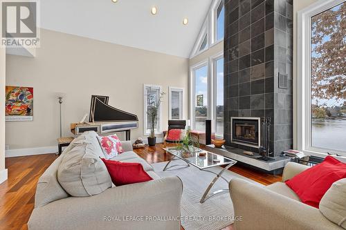 1682 Jackson Boulevard, Kingston (Kingston East (Incl Cfb Kingston)), ON - Indoor Photo Showing Living Room With Fireplace
