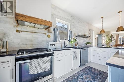 19 Senators Gate Drive, Perth, ON - Indoor Photo Showing Kitchen With Upgraded Kitchen