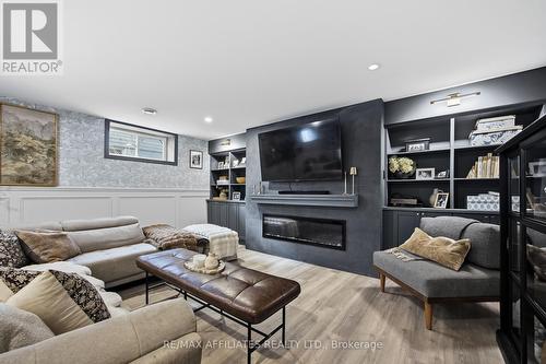 19 Senators Gate Drive, Perth, ON - Indoor Photo Showing Living Room