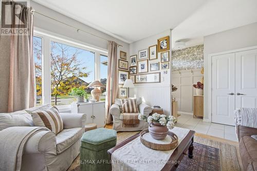19 Senators Gate Drive, Perth, ON - Indoor Photo Showing Living Room
