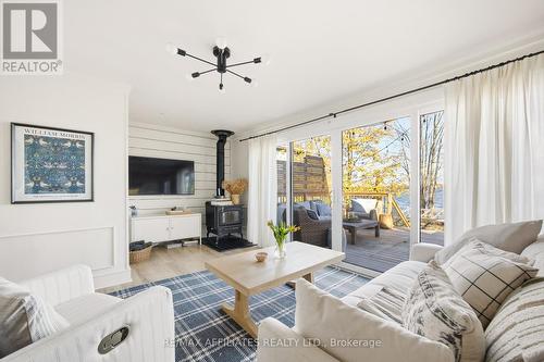 124 Mccullough'S Landing Road, Drummond/North Elmsley, ON - Indoor Photo Showing Living Room
