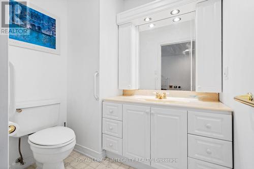 16 St Andrews Circle, Ottawa, ON - Indoor Photo Showing Bathroom