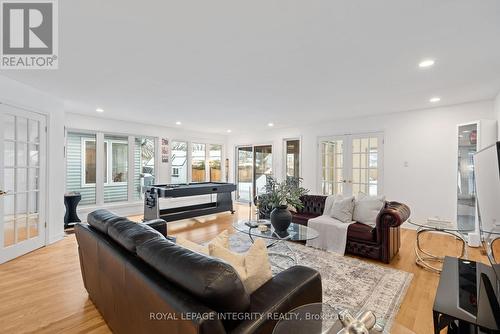 16 St Andrews Circle, Ottawa, ON - Indoor Photo Showing Living Room