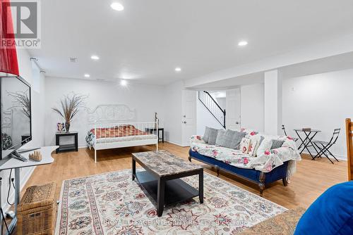 16 St Andrews Circle, Ottawa, ON - Indoor Photo Showing Living Room