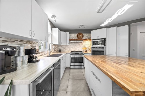 Kitchen - 2326 Ch. Lonsdale E., L'Ange-Gardien, QC - Indoor Photo Showing Kitchen With Double Sink With Upgraded Kitchen