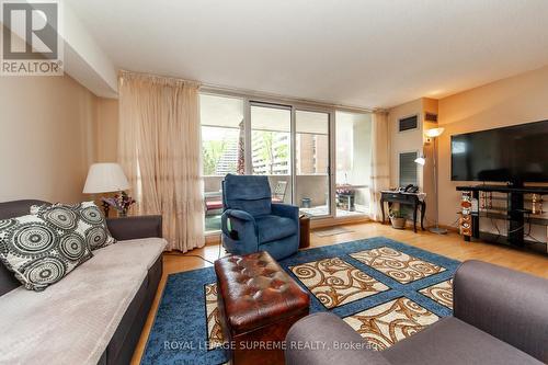 205 - 270 Scarlett Road, Toronto, ON - Indoor Photo Showing Living Room