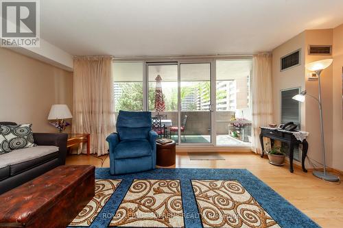 205 - 270 Scarlett Road, Toronto, ON - Indoor Photo Showing Living Room
