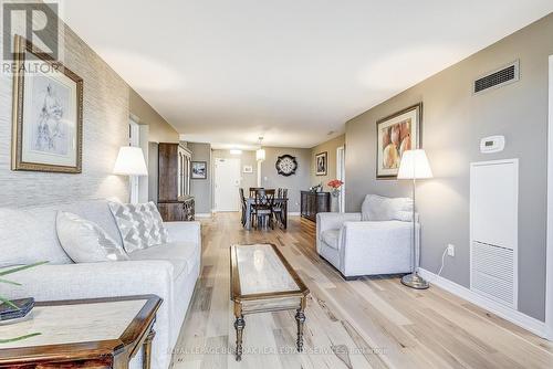 809 - 1201 North Shore Boulevard E, Burlington, ON - Indoor Photo Showing Living Room