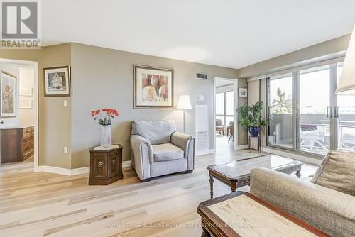 809 - 1201 North Shore Boulevard E, Burlington, ON - Indoor Photo Showing Living Room