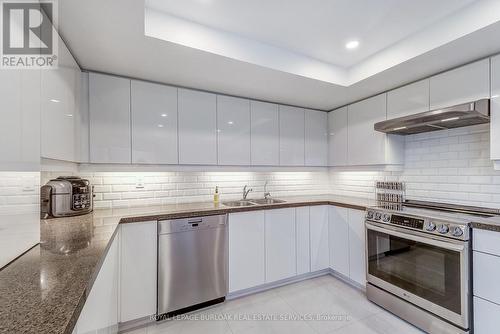 809 - 1201 North Shore Boulevard E, Burlington, ON - Indoor Photo Showing Kitchen With Stainless Steel Kitchen With Double Sink With Upgraded Kitchen