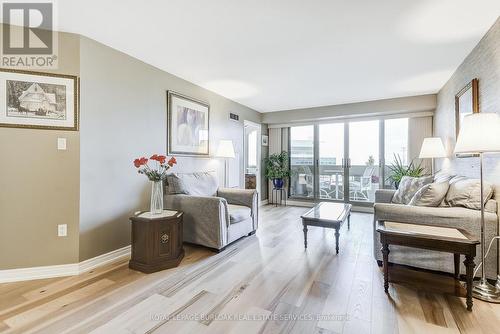 809 - 1201 North Shore Boulevard E, Burlington, ON - Indoor Photo Showing Living Room