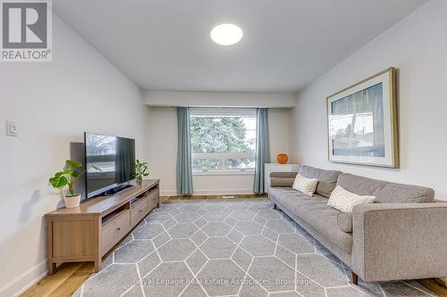 166 Ranwood Court, Hamilton, ON - Indoor Photo Showing Living Room