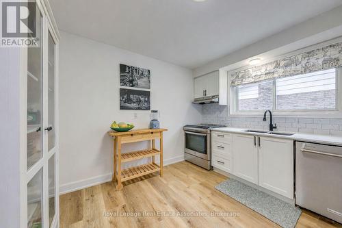 166 Ranwood Court, Hamilton, ON - Indoor Photo Showing Kitchen