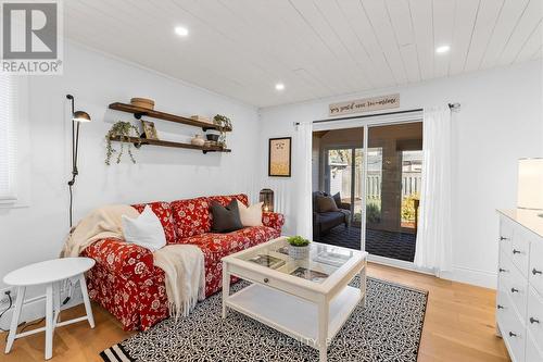107 Queen Street N, Renfrew, ON - Indoor Photo Showing Living Room