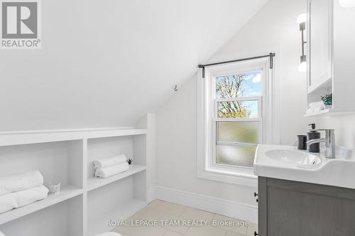 107 Queen Street N, Renfrew, ON - Indoor Photo Showing Bathroom