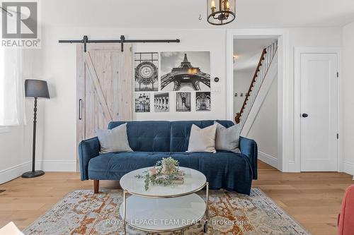 107 Queen Street N, Renfrew, ON - Indoor Photo Showing Living Room