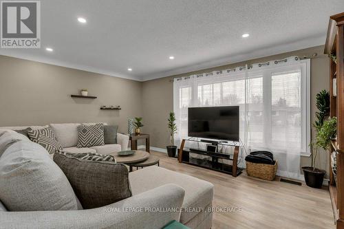 50 Princeton Place, Loyalist (Amherstview), ON - Indoor Photo Showing Living Room