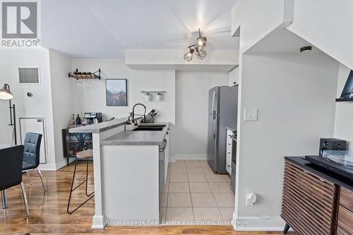 433 - 200 Manitoba Street, Toronto, ON - Indoor Photo Showing Kitchen