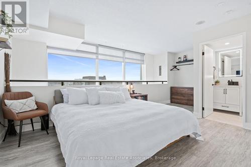 433 - 200 Manitoba Street, Toronto, ON - Indoor Photo Showing Bedroom